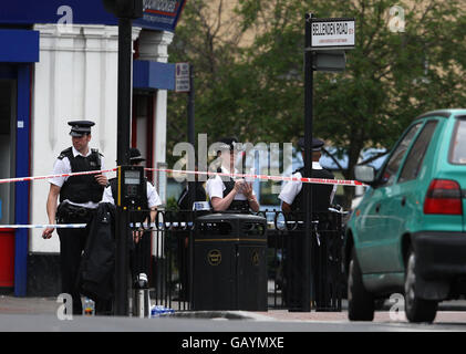 Die Polizei sperrte den Tatort eines tödlichen Stichs von Dee Willis, 28, auf der Bellenden Road, Peckham, im Süden Londons, ab. Stockfoto