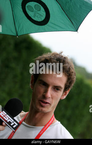 Der britische Andy Murray wird während der Wimbledon Championships 2008 im All England Tennis Club in Wimbledon in einer Übungsstunde interviewt. Stockfoto