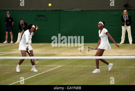 Die USA Serena (links) und Venus Williams bei den Damen verdoppeln ihre Action während der Wimbledon Championships 2008 im All England Tennis Club in Wimbledon. Stockfoto