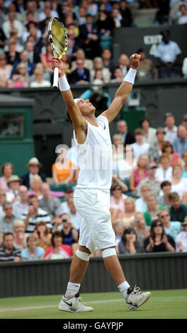 Der Spanier Rafael Nadal feiert seinen Sieg über den deutschen Rainer Schuettler bei den Wimbledon Championships 2008 im All England Tennis Club in Wimbledon. Stockfoto