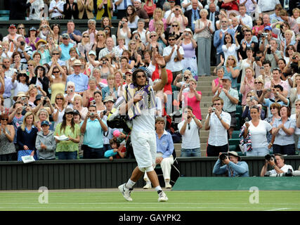 Der Spanier Rafael Nadal feiert seinen Sieg über den deutschen Rainer Schuettler bei den Wimbledon Championships 2008 im All England Tennis Club in Wimbledon. Stockfoto