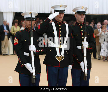 Mitglieder der United States Marine Corp nehmen am 4. Juli, dem amerikanischen Unabhängigkeitstag, an den Feierlichkeiten in der Residenz des US-Botschafters im Phoenix Park Teil. Dublin. Stockfoto