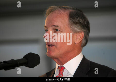 Der amerikanische Botschafter Tom Foley spricht während der Feierlichkeiten in der Residenz des US-Botschafters im Phoenix Park, am 4. Juli, dem amerikanischen Unabhängigkeitstag. Dublin. Stockfoto