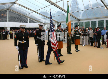 Mitglieder der United States Marine Corp und der Irish Defence Forces nehmen am 4. Juli, dem amerikanischen Unabhängigkeitstag, an den Feierlichkeiten in der Residenz des US-Botschafters im Phoenix Park Teil. Dublin. Stockfoto