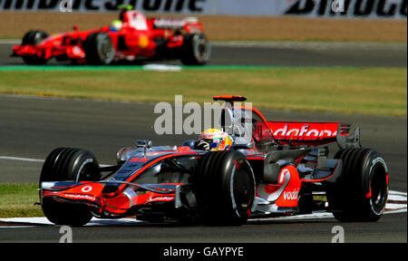 Formel-1-Autorennen - Großer Preis Von Großbritannien - Qualifying Day - Silverstone. McLaren Lewis Hamilton beim dritten Training, gefolgt von Ferrari-Fahrer Felipe Massa in Silverstone, Northamptonshire. Stockfoto