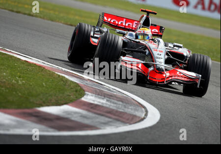 Formel-1-Autorennen - Großer Preis Von Großbritannien - Qualifying Day - Silverstone. Vodafone McLaren Fahrer Lewis Hamilton beim dritten Training in Silverstone, Northamptonshire. Stockfoto