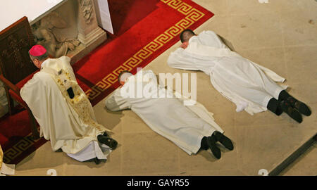 Der Erzbischof von Dublin, Diarmuid Martin, betet in der St. Mary's Pro Cathedral über die neu ordinierten Männer Rev. Dan an Nguyen und Rev. Michael Kelly (rechts). Stockfoto