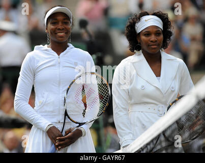 Die USA Venus und Serena Williams beim Damenfinale während der Wimbledon Championships 2008 im All England Tennis Club in Wimbledon. Stockfoto