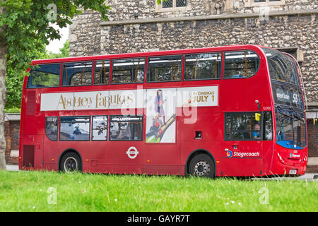 Absolut fabelhaft der Film, der auf der Seite des roten Doppels beworben wird Decker Bus in London, Großbritannien, im Juni Stockfoto