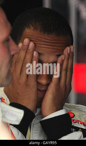 McLaren Mercedes Formel-1-Pilot Lewis Hamilton reagiert im Qualifying in Silverstone, Northamptonshire. Stockfoto