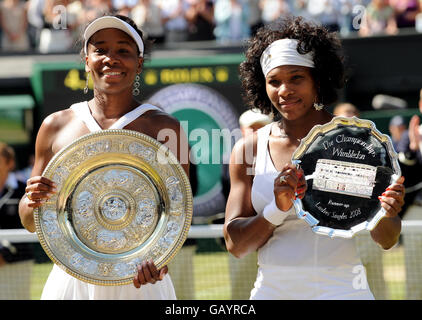 Die USA Venus Williams und die USA Serena Williams mit ihren Trophäen nach ihrem Frauenfinale während der Wimbledon Championships 2008 im All England Tennis Club in Wimbledon. Stockfoto