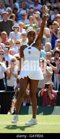 Die USA-Amerikanerin Venus Williams feiert ihren Sieg über die USA Serena Williams in ihrem Frauen-Finale während der Wimbledon Championships 2008 im All England Tennis Club in Wimbledon. Stockfoto