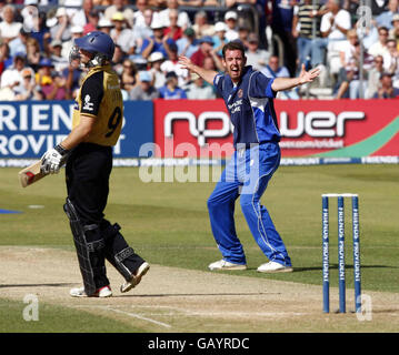 Essex's David Masters (rechts) feiert LBW auf Yorkshire's Adam Lyth während des Friend's Provident Trophy Semi Final Matches im County Ground, Chelmsford, Essex. Stockfoto