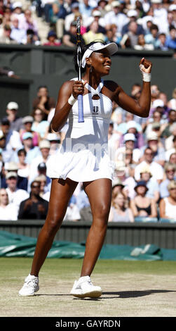 Die USA-Amerikanerin Venus Williams feiert ihren Sieg über die USA-Amerikanerin Serena Williams nach ihrem Frauen-Einzelspiel während der Wimbledon Championships 2008 im All England Tennis Club in Wimbledon. Stockfoto