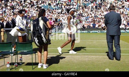 Die USA Venus Williams und Serena Williams (links) verlassen den Platz während der Wimbledon Championships 2008 im All England Tennis Club in Wimbledon. Stockfoto