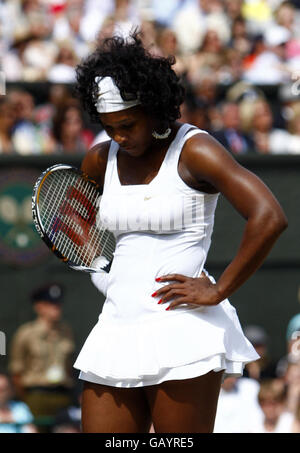 Die US-Amerikanerin Serena Williams reagiert, nachdem sie bei ihrem Frauenfinale während der Wimbledon Championships 2008 im All England Tennis Club in Wimbledon einen Punkt gegen die US-Amerikanerin Venus Williams verloren hat. Stockfoto