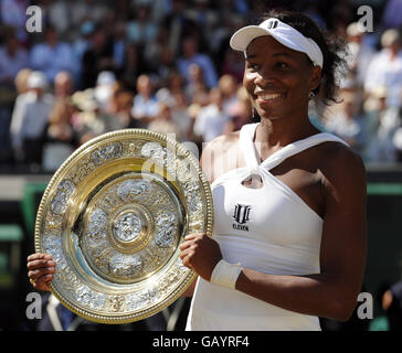 Die USA-Amerikanerin Venus Williams feiert ihren Sieg über die USA Serena Williams nach ihrem Ladies' Final während der Wimbledon Championships 2008 im All England Tennis Club in Wimbledon. Stockfoto