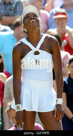 Die USA-Amerikanerin Venus Williams feiert ihren Sieg über die USA Serena Williams nach ihrem Ladies' Final während der Wimbledon Championships 2008 im All England Tennis Club in Wimbledon. Stockfoto