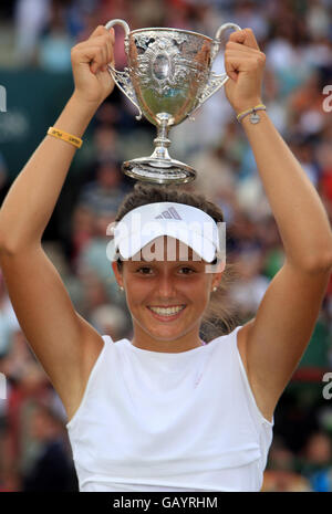 Die britische Laura Robson feiert den Sieg gegen die thailändische Noppawan Lertcheewakarn während der Wimbledon Championships 2008 im All England Tennis Club in Wimbledon. Stockfoto