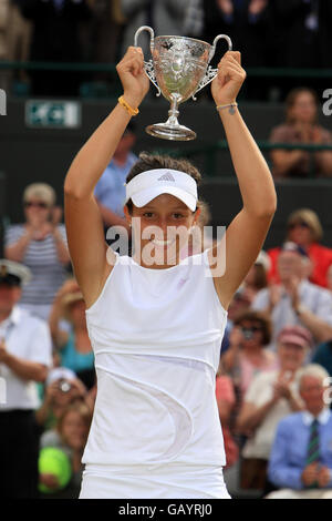 Die britische Laura Robson feiert den Sieg gegen die thailändische Noppawan Lertcheewakarn während der Wimbledon Championships 2008 im All England Tennis Club in Wimbledon. Stockfoto