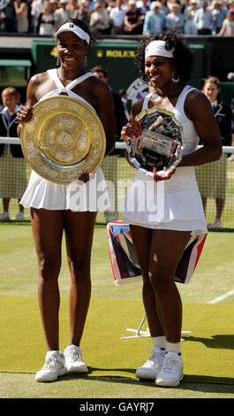 Tennis - Wimbledon Championships 2008 - Day Eleven - The All England Club. Die US-Amerikanerin Venus Williams feiert ihren Sieg im Damenfinale nach ihrem Spiel mit der US-Amerikanerin Serena Williams Stockfoto