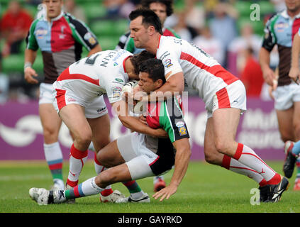 Rugby League - Engage Super League - Harlequins RL V St Helens - Twickenham Stoop. Henry Paul von Harlequins RL wird von Jon Wilkin und Paul Sculthorpe von St. Helens angegangen Stockfoto