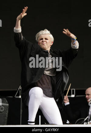 Robyn tritt am dritten Tag des O2 Wireless Festivals im Hyde Park, London, auf der Hauptbühne auf. Stockfoto