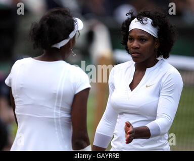 Die USA Serena (rechts) und Venus Williams im Einsatz gegen die USA Lisa Raymond und die Australier Samantha Stosur im Doppel-Finale der Frauen während der Wimbledon Championships 2008 im All England Tennis Club in Wimbledon. Stockfoto