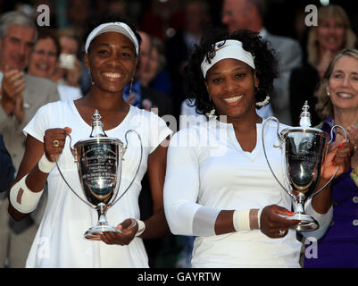 Serena (rechts) und Venus Williams feiern den Sieg gegen Lisa Raymond Und Samantha Stosur im Doppel-Finale der Frauen Stockfoto