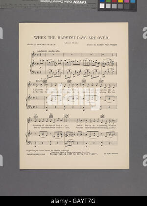 Dieses Notenbuch enthält „When the Harvest Days Are Over (Jessie Dear)“, ein Lied, das die Erntezeit feiert, mit einer Illustration einer rustikalen Farm-Umgebung. Stockfoto