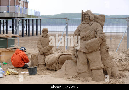 Sandkünstler arbeiten an der Antarktis-Ausstellung, bevor ein Sandskulpturen-Festival in Weston-super-Mare, Somerset, eröffnet wird. Stockfoto