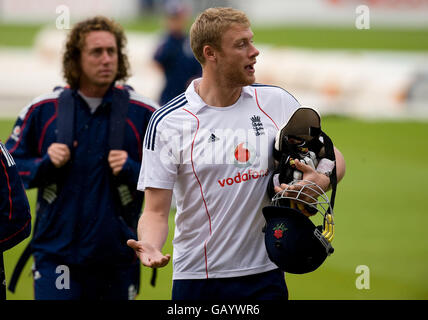 CRICKET England. Der englische Andrew Flintoff kommt zu einer Nets-Sitzung vor dem Testspiel am Donnerstag in Lords, London. Stockfoto