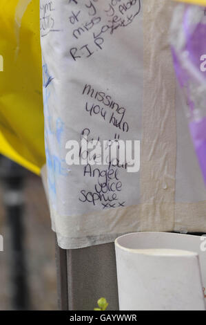 An einem Straßenschild in der King Street, Bristol, sind Blumengebete angebracht, um an den Studenten Joseph Dymond-Williams, 17, aus Whitchurch, Bristol, zu erinnern, der starb, nachdem er beim Aufbrechen einer Straßenreihe brutal geschlagen wurde. Stockfoto