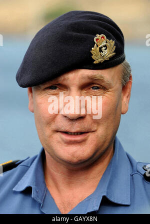 Mark Newland, der Kommandeur von H.M.S. Iron Duke, der an einer Katastrophenhilfe teilnahm und Prinz William in die Uferparty einschloss. Stockfoto