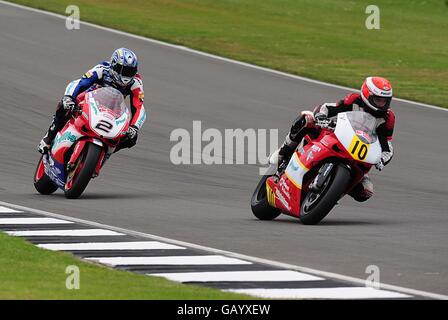 Moto - Bennetts British Superbike Championship - Freies Training - Donnington Park. Leon Morris von Brookspeed Moto Rapido Racing führt Gary Mason von Quay Garage während des freien Trainings im Donington Park an Stockfoto