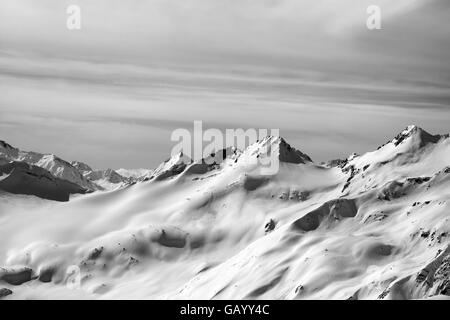 Schwarz / weiß verschneiten Berg. Kaukasus-Gebirge. Blick vom Hang des Mount Elbrus. Stockfoto