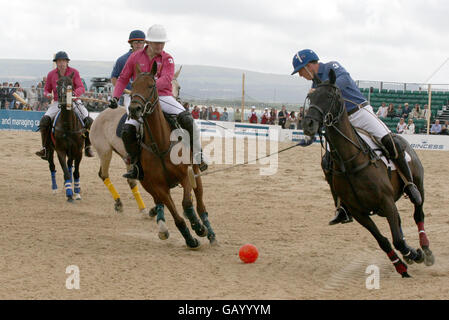 Internationale Spitzenpolospieler nehmen an der Aktion am Sandbanks Beach, Dorset, Teil, bei der Auftaktveranstaltung des ersten europäischen Sandpolo-Turniers. Stockfoto