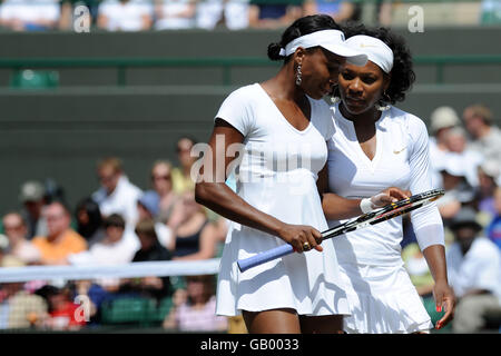 Die USA Serena (rechts) und Venus Williams bei ihrem Doppelspiel bei den Wimbledon Championships 2008 im All England Tennis Club in Wimbledon. Stockfoto