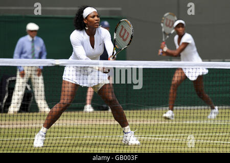 Die USA Serena (links) und Venus Williams bei ihrem Doppelspiel bei den Wimbledon Championships 2008 im All England Tennis Club in Wimbledon. Stockfoto