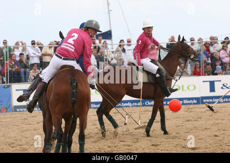 Internationale Spitzenpolospieler nehmen an der Aktion am Sandbanks Beach, Dorset, Teil, bei der Auftaktveranstaltung des ersten europäischen Sandpolo-Turniers. Stockfoto