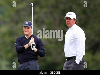 Golf - The Barclays Scottish Open - Dritte Runde - Loch Lomond. Ernie Els aus Südafrika und Phil Mickelson aus den USA während der Barclays Scottish Open am Loch Lomond, Glasgow. Stockfoto