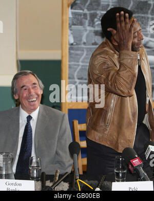 Der ehemalige englische Torwart Gordon Banks (links) und der ehemalige brasilianische Star Pele bei einer Pressekonferenz im Britannia Stadium von Stoke City vor einem Gordon Banks XI gegen Pele XI Celebrity Match. Stockfoto