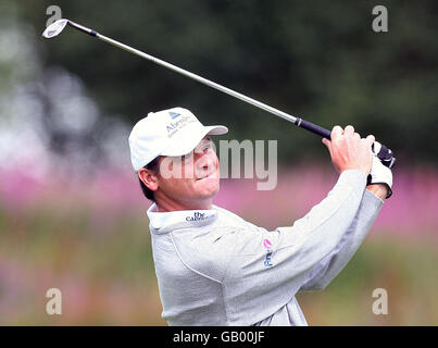 Schottlands Paul Lawrie auf dem 1. Loch während der Barclays Scottish Open am Loch Lomond, Glasgow. Stockfoto