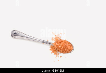 Einen Esslöffel Red Alaea Salt von Hawaii, ein unraffiniertes Meersalz gemischt mit roten alae Vulkanton, in der traditionelle Gerichte verwendet. Stockfoto