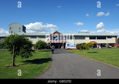 Pferderennen - Southwell Racecourse. Gesamtansicht der Vorderseite der Southwell-Rennbahn Stockfoto