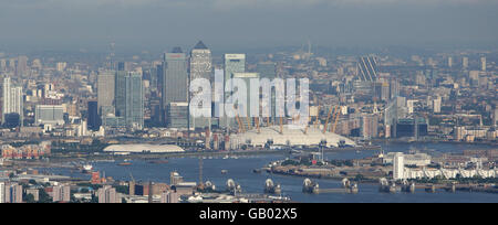 Luftaufnahme mit Blick nach Westen in Richtung Zentrum von London, einschließlich Canary Wharf, O2 Arena, früher bekannt als Millennium Dome, und Themse Barrier. Stockfoto