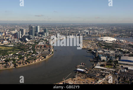 Luftaufnahme von Canary Wharf (links) und der O2 Arena, früher bekannt als Millennium Dome, (rechts) an der Themse, London. Stockfoto