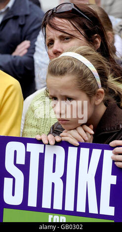 Mitarbeiter des öffentlichen Sektors und Mitglieder der UNISON Trade Union mit Anhängern hören zu, wie ihr Generalsekretär Dave Prentis heute vor einer Kundgebung von Streikenden in Wakefield eine Rede hält. Stockfoto