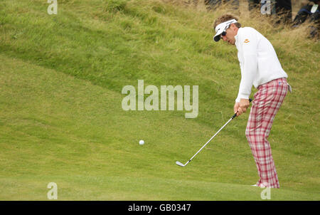 Englands Ian Poulter spielt während einer Übungsrunde im Royal Birkdale Golf Club, Southport, einen Chip-Schuss auf das 3. Loch. Stockfoto