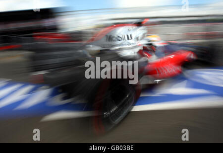 Vodafone McLaren Fahrer Lewis Hamilton verlässt seine Garage beim ersten Training in Silverstone, Northamptonshire. Stockfoto